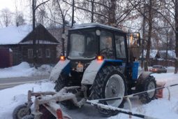 Трактор Беларус с коммунальной щеткой и отвалом